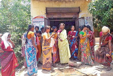 மத்திய, மாநில நெடுஞ்சாலைகளில் இருந்து அகற்றப்பட்ட டாஸ்மாக் கடைகளை குடியிருப்பு பகுதியில் திறக்க தடை: சென்னை உயர் நீதிமன்றம் உத்தரவு