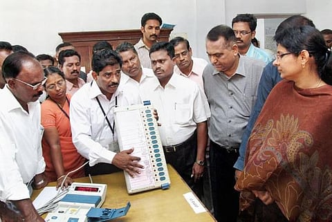 மின்னணு வாக்குப் பதிவு இயந்திர சர்ச்சை: 12-ம் தேதி அனைத்துக் கட்சி கூட்டம் - தலைமை தேர்தல் ஆணையம் ஏற்பாடு