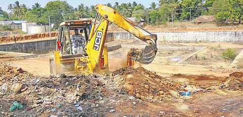 குளம் சீரமைப்பு பணியில் களம் இறங்கிய இளைஞர்கள்