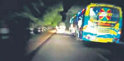 கோவையில் மேலும் ஒரு தனியார் ‘பஸ் ரேஸ்’: சாலையோரமாக இறங்கி தப்பித்த வாகனங்கள்
