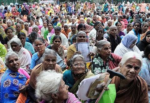 பல ஆண்டுகளாக உயர்த்தப்படாத ஓய்வூதியம்; தள்ளாடும் வயதில் அவதிப்படும் தமிழக அரசு முன்னாள் ஊழியர்கள்