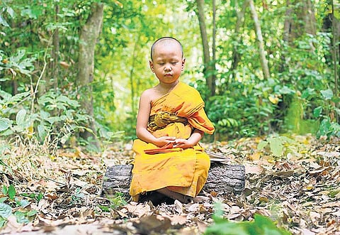 மூச்சை வெளிவிடும்போது புன்னகைக்கிறோம்