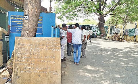 அரசுப் பேருந்துகளை இயக்க மணல் லாரி ஓட்டுநர்களுக்கு நிர்பந்தம்: தவறான நடவடிக்கை என குற்றச்சாட்டு
