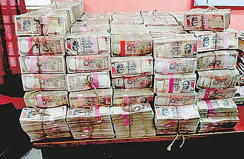 சென்னையில் வியாபாரி வீட்டில் பதுக்கி வைத்திருந்த ரூ.45 கோடி பழைய நோட்டுகள் சிக்கின