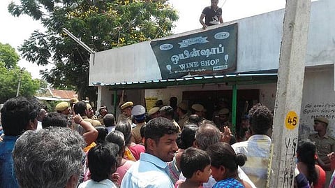 வேலூரில் டாஸ்மாக் முற்றுகைப் போராட்டம் வன்முறையில் முடிந்தது: போலீஸ் வாகனத்துக்கு தீ வைப்பு