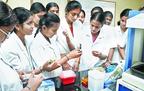 மருத்துவ பட்ட மேற்படிப்புகளுக்கு தனியார் கல்லூரிகளில் ஆண்டுக்கு ரூ.13 லட்சம் வரை கட்டணம் நிர்ணயம்