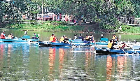கொடைக்கானல் கோடைவிழா: படகு போட்டியில் ஆர்வமுடன் பங்கேற்ற சுற்றுலா பயணிகள்