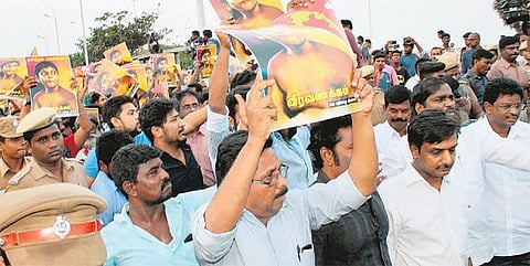 மெரினாவில் போலீஸாரின் தடையை மீறி தமிழின படுகொலை நினைவேந்தல் கூட்டம் நடத்த முயன்ற 300 பேர் கைது
