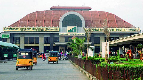 கோயம்பேடு பஸ் நிலையத்தில் ரூ.90 லட்சம் பழைய 500, 1000 ரூபாய் நோட்டுகள் பறிமுதல்: கோவை இளைஞர்கள் 2 பேர் கைது