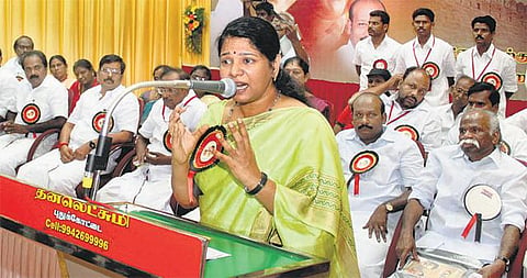இந்தியை திணித்தால் புரட்சி வெடிக்கும்: கனிமொழி எச்சரிக்கை