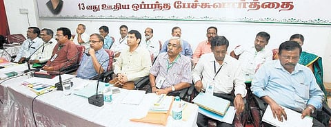 போக்குவரத்து ஊழியர்களின் நிலுவையில் உள்ள 32 கோரிக்கைகள் குறித்து முடிவெடுக்க துணை குழு அமைப்பு: ஜூன் 1-ம் தேதி அமைச்சருடன் பேச்சுவார்த்தை