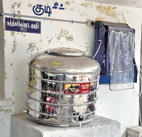 கும்பகோணம் அரசு மருத்துவமனையில் காட்சிப் பொருளான சுத்திகரிக்கப்பட்ட குடிநீர் தொட்டி: தேங்கும் தண்ணீரால் சுகாதாரக் கேடு ஏற்படும் அவலம்