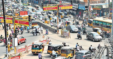 மதுரையில் வடக்கு பிரிவு விரிவாக்கத்துக்கு ஏற்ப போக்குவரத்து போலீஸார் எண்ணிக்கை அதிகரிக்கப்படுமா? - நாள்தோறும் தீராத நெரிசலால் அவதிப்படும் மக்கள்