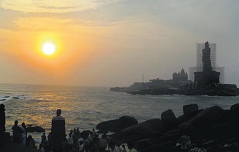 குமரியில் நிலவும் மேகமூட்டத்தால் 15 நிமிடம் தாமதமாக தென்படும் சூரிய உதயம்: மறையும் காட்சியும் துல்லியமாக தெரிவதில்லை
