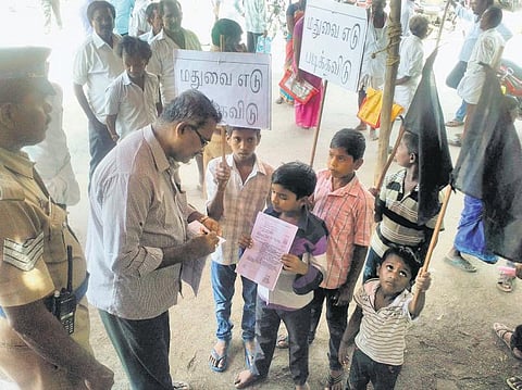மண்டகொளத்தூரில் உள்ள மதுபானக் கடையை மூடக்கோரி வட்டாட்சியரிடம் சிறுவர்கள் மனு: பள்ளி வளாகத்தில் குடிப்பதாக புகார்