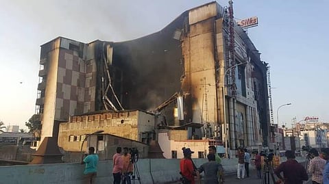 சென்னை சில்க்ஸ் தீவிபத்து: 2-வது நாளாக தீயை அணைக்க நீளும் போராட்டம்- அரசு சார்பில் கட்டிடத்தை இடிக்க ஐவர் குழு அமைப்பு