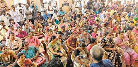 இளம் வட்டாட்சியர் மாரடைப்பால் உயிரிழந்த விவகாரம்: மாவட்ட வருவாய் அலுவலரை சஸ்பெண்ட் செய்ய வேண்டும்- வருவாய்த்துறையினர் காலவரையற்ற வேலைநிறுத்தம்