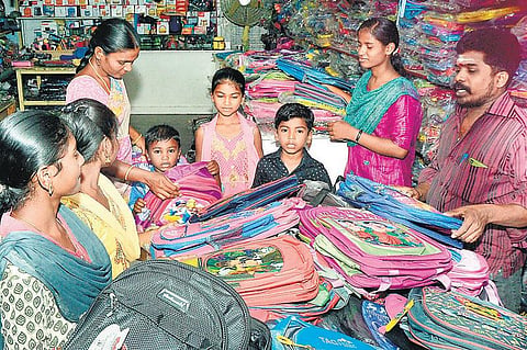 பள்ளிப் பொருட்கள் விற்பனை மந்தம்: தூத்துக்குடியில் வியாபாரிகள் கவலை