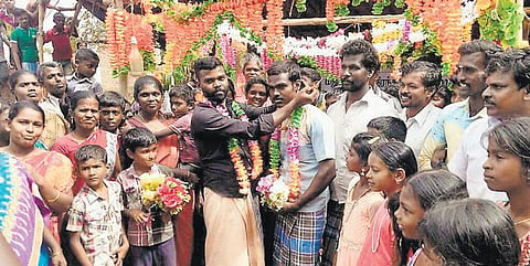 ஆணுக்கு ஆண் தாலி கட்டினர்: பாவூர்சத்திரம் அருகே மதுக்கடையை அகற்றக் கோரி நூதன போராட்டம்