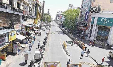 இடிபாடுகள் உரிமையில் சிக்கல்: சென்னை சில்க்ஸ் கட்டிடத்தை இடிக்கும் பணி திடீர் நிறுத்தம்
