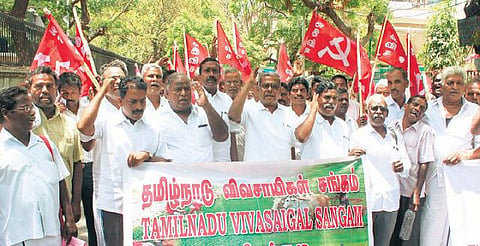 இறைச்சிக்காக மாடுகளை விற்க தடை செய்து உத்தரவு: மத்திய அரசுக்கு எதிராக விவசாயிகள் போராட்டம்
