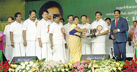 ஒன்றாக இணைய ஓபிஎஸ் தயக்கம் காட்டுவது ஏன்? - ‘புலி’ கதை கூறி புதுக்கோட்டையில் முதல்வர் கேள்வி