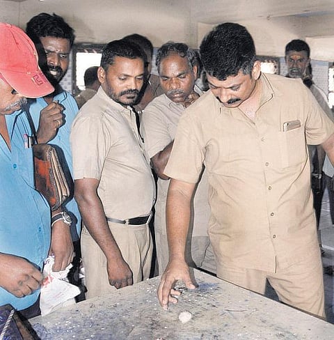 அரசு போக்குவரத்து பணிமனை உணவகத்தில் பிளாஸ்டிக் அரிசியா?- உணவு பாதுகாப்புத்துறை அதிகாரிகள் ஆய்வு