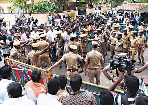 போயஸ் தோட்டத்தில் தாக்குதல்: பத்திரிகையாளர்கள் தர்ணா