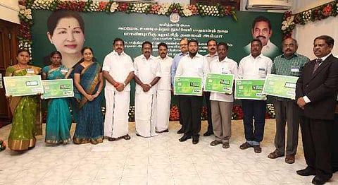 கூட்டுறவு வங்கி வாடிக்கையாளர்களுக்கு ஏடிஎம் அட்டை, விவசாயிகளுக்கு ரூபே கடன் அட்டை: முதல்வர் வழங்கினார்