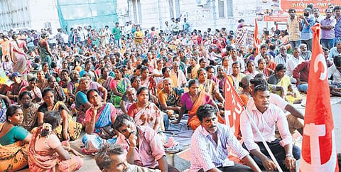 மாநகராட்சி துப்புரவு தொழிலாளர்கள் உள்ளிருப்பு போராட்டம் தொடங்கினர்: 5-ம் தேதிக்குள் ஊதியம் வழங்க கோரிக்கை