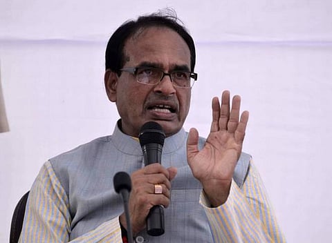 துப்பாக்கிச்சூட்டில் கொல்லப்பட்ட விவசாயிகளின் குடும்பத்துக்கு முதல்வர் சவுகான் தலா ரூ.1 கோடி நிதி: நேரில் சென்று ஆறுதல் கூறி வழங்கினார்