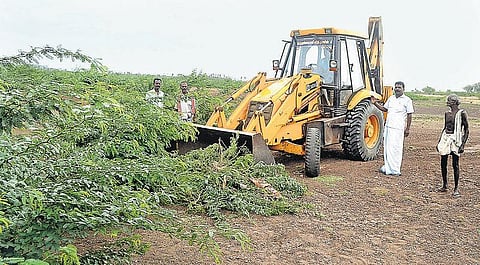 கைகொடுக்காத குடிமராமத்து திட்டம் : வரி பிரித்து குளத்தை தூர்வாரும் விவசாயிகள் - முன்மாதிரியாக திகழும் ராஜவல்லிபுரம்