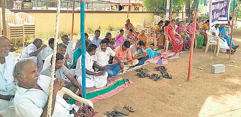 சாமளாபுரத்தில் 2-வது நாளாக உண்ணாவிரதம்: போலீஸார் பாதுகாப்புடன் இயங்கிய மதுக்கடை
