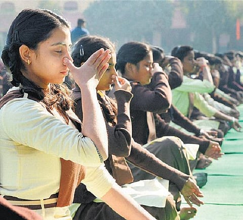 ஜூன் 21-ம் தேதி சர்வதேச யோகா தினம்: 3 லட்சம் பயிற்றுநர்களுக்கு பற்றாக்குறை - அசோசேம் ஆய்வில் தகவல்
