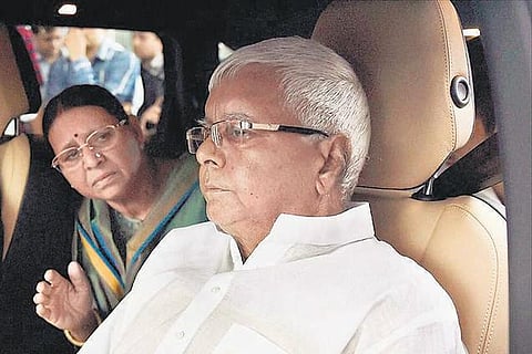 பினாமி பரிவர்த்தனை தடுப்புச் சட்டத்தில் லாலு குடும்பத்தினரின் 12 சொத்துகள் முடக்கம்