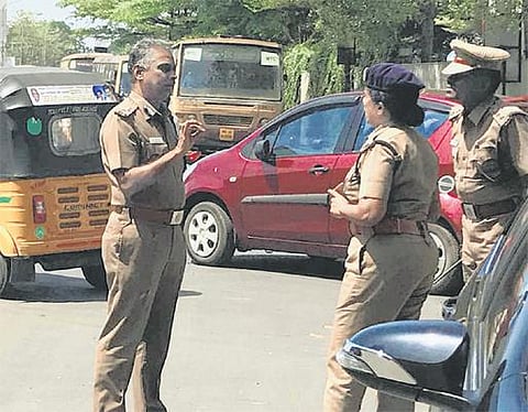 போக்குவரத்து நெரிசல் பகுதிகளில் காவல் ஆணையர் ஆய்வு