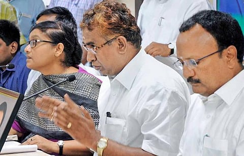 கட்டிட வரைபட அனுமதிக்கு ஆன்லைனில் மட்டுமே விண்ணப்பம்: 30 நாட்களில் அனுமதி கிடைக்காவிட்டால் கட்டிட பணியை உடனடியாக தொடங்கலாம்- அமைச்சர் எஸ்.பி.வேலுமணி அறிவிப்பு
