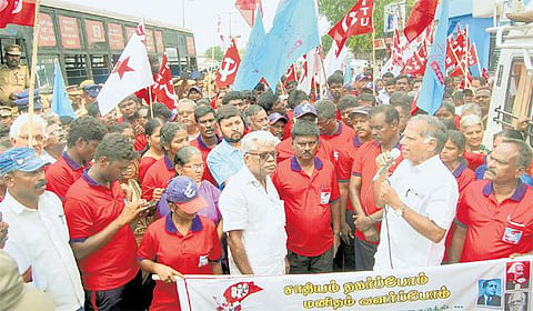 தடையை மீறி நடைபயணம் மேற்கொண்ட தீண்டாமை ஒழிப்பு முன்னணியினர் கைது