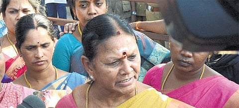 திருமண நிதியுதவித் திட்டத்தின் கீழ் இலங்கை தமிழ் பெண்களுக்கும் 8 கிராம் தங்கம்: அமைச்சர் வி.சரோஜா அறிவிப்பு