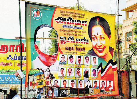 தஞ்சாவூரில் நூற்றுக்கும் மேற்பட்ட ஓபிஎஸ் பேனர்கள் கிழிப்பு: தினகரன் ஆதரவாளர்கள் மீது குற்றச்சாட்டு