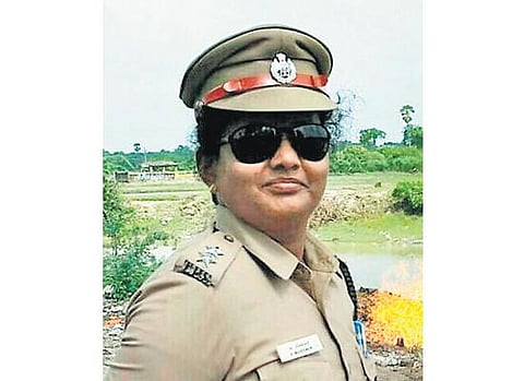 அரசியல்வாதிகளின் தலையீடுகளால் நேர்மையான அதிகாரிகளை இழக்கும் விருதுநகர் மாவட்டம்: சமூக ஆர்வலர்கள் வேதனை