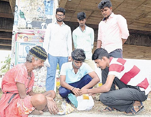 மனிதம் காக்கும் மாணவர் படை!