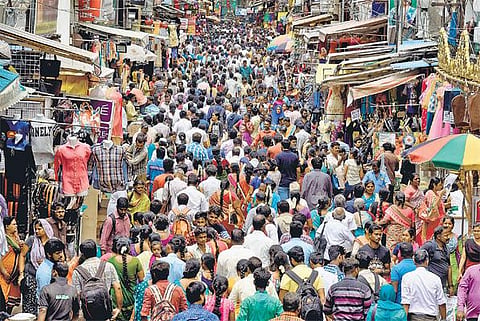 ஜிஎஸ்டி-யால் தங்கம் விலை உயர்வதால் நகைக்கடைகளில் அலைமோதிய கூட்டம்