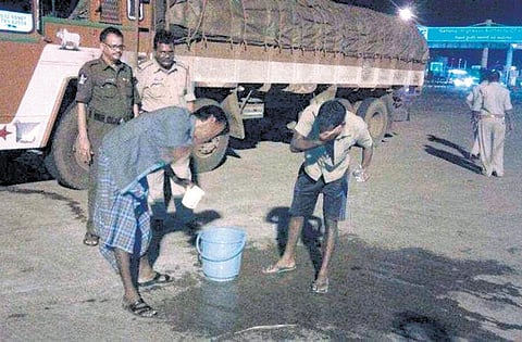 நெடுஞ்சாலைகளில் விபத்துகளை தடுக்க பஸ், லாரி ஓட்டுநர்களுக்கு இரவில் டீ, தண்ணீர்: ஆந்திர அரசு நூதன முயற்சி