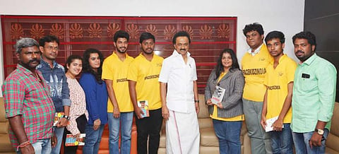 உலகின் மிகச் சிறிய செயற்கைக்கோளை தயாரித்த மாணவர் குழுவினருக்கு ஸ்டாலின் நேரில் வாழ்த்து