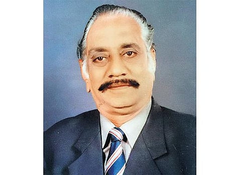இயற்கை மரணமடைந்த ஓய்வுபெற்ற வங்கி அதிகாரி கண், உடல் தானம்