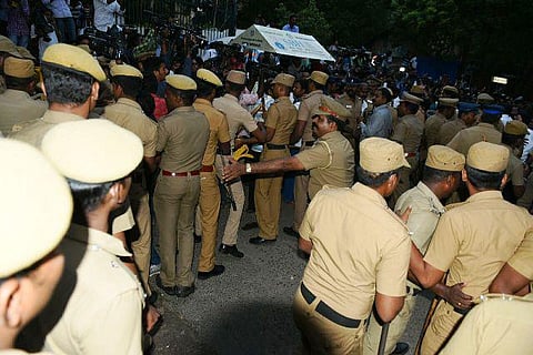 கோரிக்கை மனு கொடுப்பதற்காக போலீஸாரின் குடும்பத்தினர் கோட்டைக்கு வருவதாக தகவல்: தலைமைச் செயலகத்தில் கூடுதல் பாதுகாப்பு