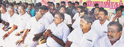 புதுச்சேரியில் மோதல் வலுக்கிறது: ஆளுநருக்கு எதிராக காங். உண்ணாவிரதம்