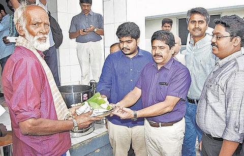 ‘நோ ஃபுட் வேஸ்ட்’ திட்டத்தில் ஏழை மக்களுக்கு உணவு வழங்கல்