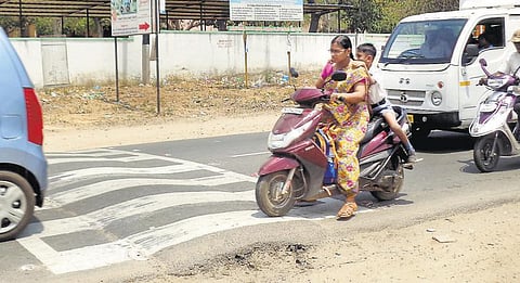 விதிகளை மீறி அமைக்கப்படுவதால் விபத்துக்கு காரணமாகும் வேகத்தடைகள்: ஓட்டுநர்களின் தடுமாற்றத்தால் தொடரும் உயிரிழப்பு